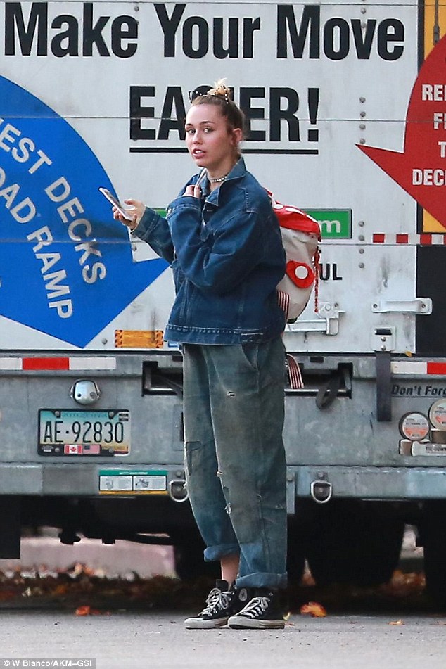 Miley Cyrus drove to Liam Hemsworth's home in a U-Haul truck on the same weekend she slipped back on his engagement ring